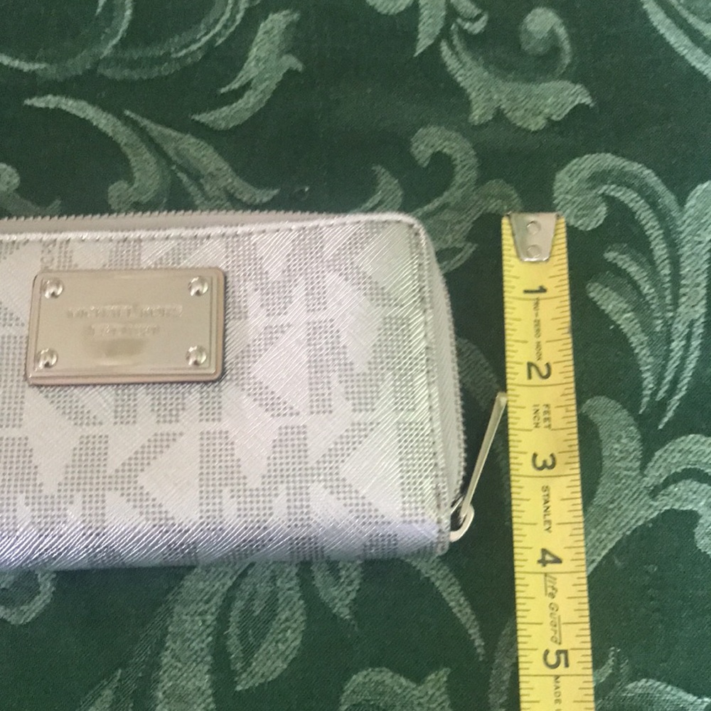 MICHAEL KORS METALLIC SILVER LEATHER WRISTLET WALLET Logo MK - Picture 9 of 9